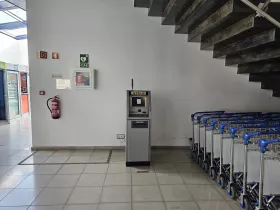 банкомат в залата за заминаване (обществена зона)