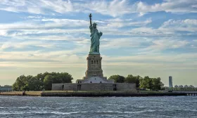 Изглед към Статуята на свободата от ферибота на Стейтън Айлънд