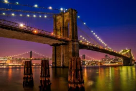 Бруклинският мост през нощта