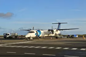 Dash 8 q-400 на летище Ponta Delgada