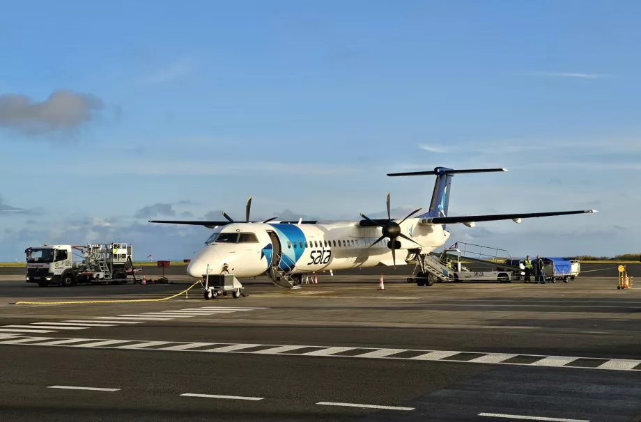 Dash 8 q-400 на летище Ponta Delgada