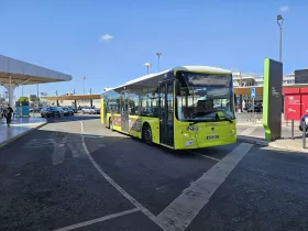 Автобус между терминалите