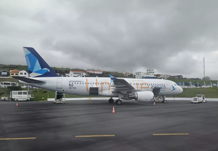 Azores Airlines, Airbus A320 с надпис "Unique"