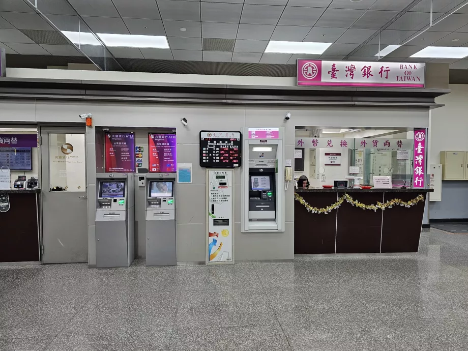 Currency exchange at Songshan Airport