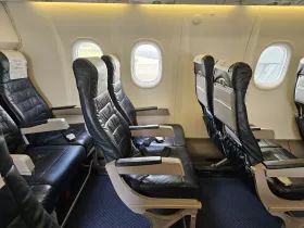 Седалки и място за краката, Dash 8 Q200