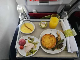 Обяд в бизнес класа по време на полет из Европа