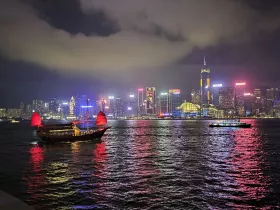 Изглед към остров Хонконг от крайбрежната алея на TST