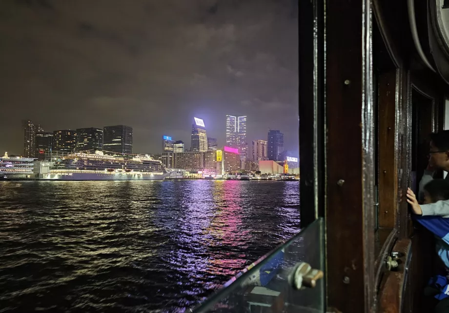 Изглед от Star Ferry