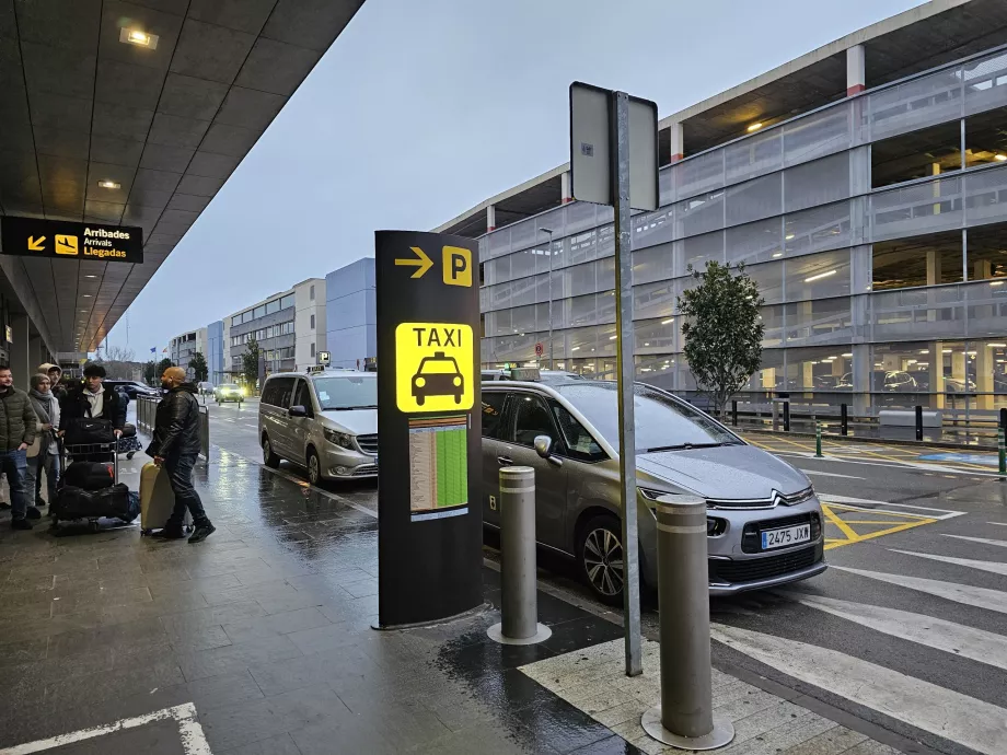 Таксиметрова стоянка пред летище Girona Airport