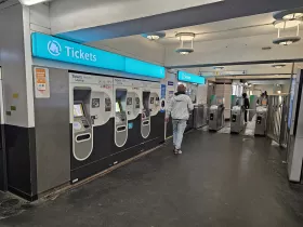 На всяка метростанция има автомати за билети.