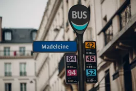 Автобусна спирка в Париж