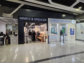 Супермаркет и обмяна на валута в залата за пристигащи на Терминал 1