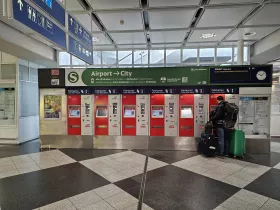 Автомати за билети за обществения транспорт пред входа на перона