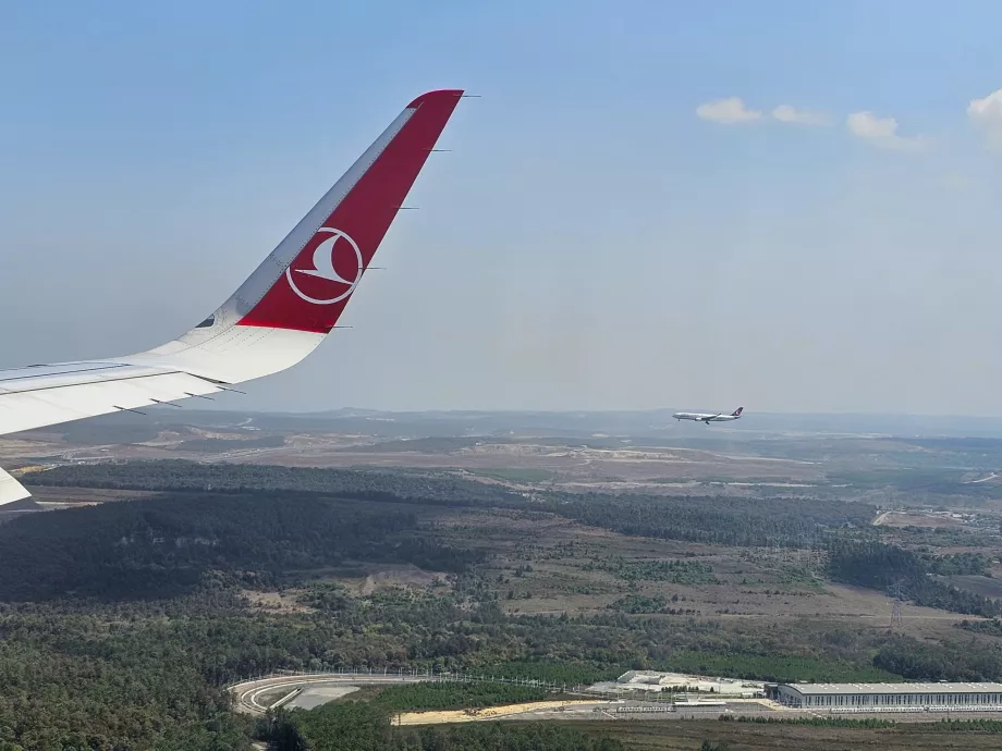 Паралелно кацане на Turkish Airlines