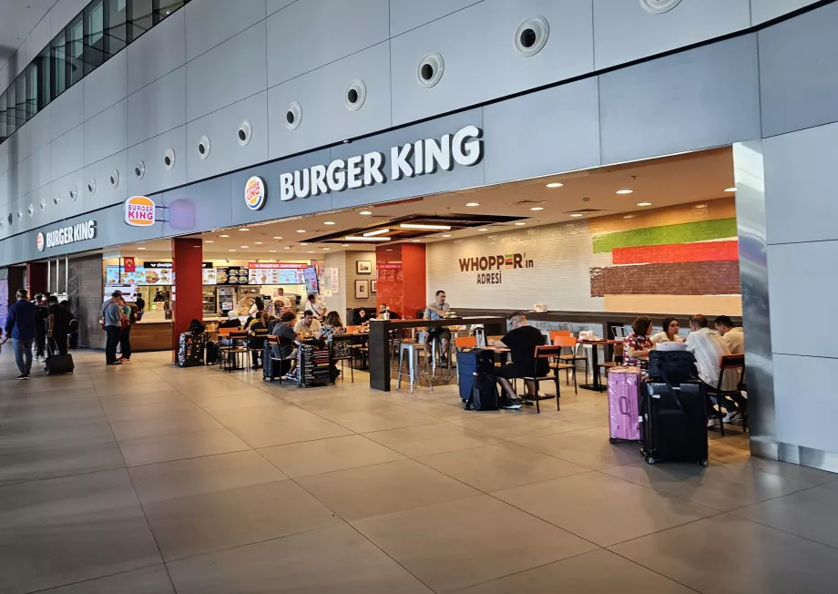 Buger King в залата за пристигащи, обществена зона