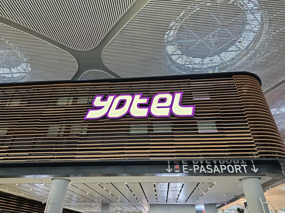 Yotel, обществена част