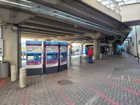 Автомати за билети за обществения транспорт пред терминала