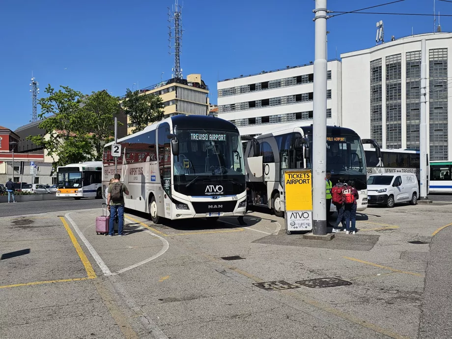 Спирка на ATVO в посока летището, Piazzale Roma