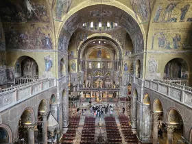 Изглед към базиликата от галерията