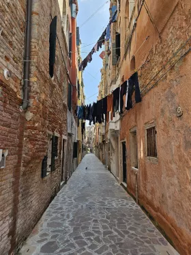 Окачване на дрехи по улиците на Венеция