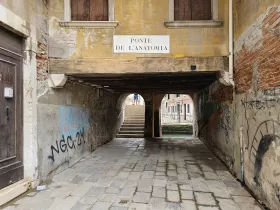 Проходи под къщи във Венеция