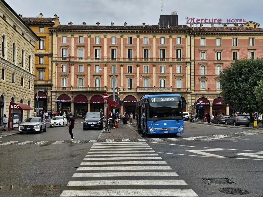 Автобуси 81, 91, 35 и 39 спират пред Bologna Centrale