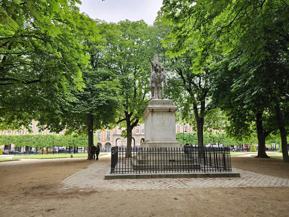 Конна статуя, Place des Vosges