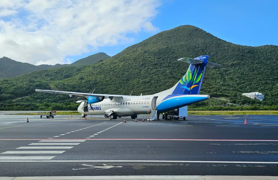 Самолет ATR72 на летище Saint Martin SFG