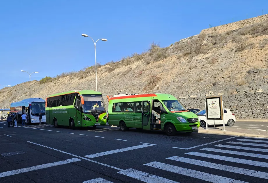 Спирките на автобусите на обществения транспорт са пред терминала