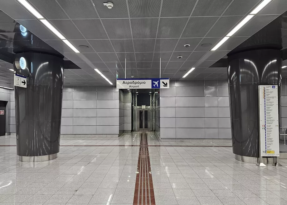 Marking of the platform in the direction of the airport - in the city centre