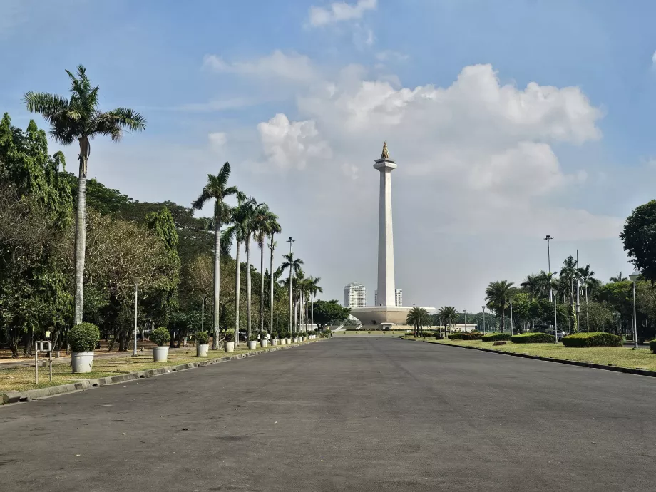 Парк около паметника Monas