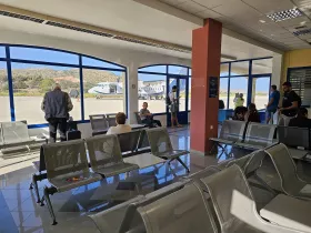 Транзитна зона и единична врата, летище Leros