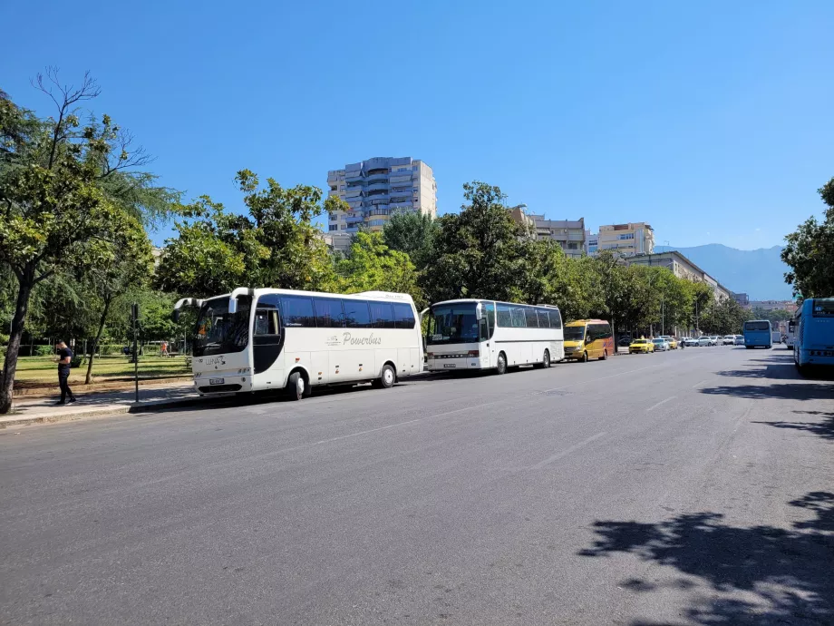 Автобуси до летището в източната част на площада