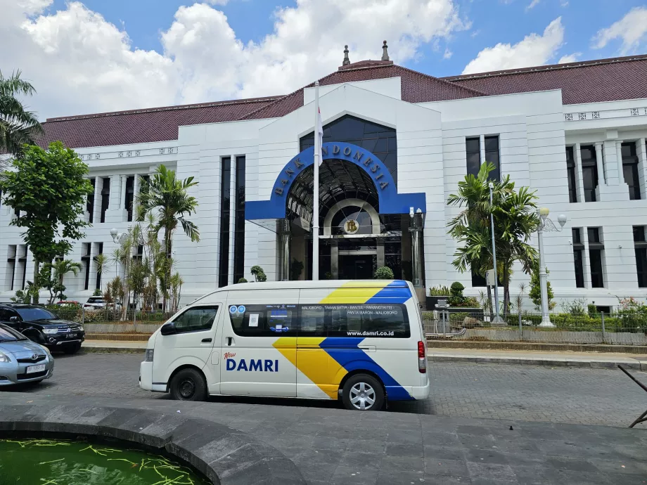 Автобусна спирка DAMRI пред Bank Indonesia