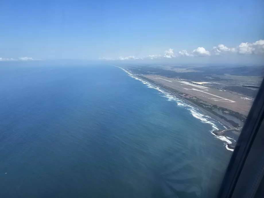 Летище Yogyakarta Airport YIA, както се вижда от самолета