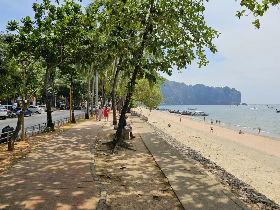 Крайбрежна алея и плаж Ao Nang