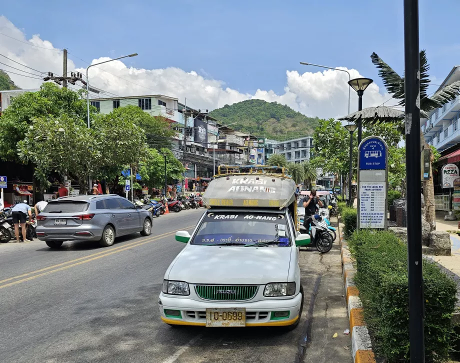 Songthaew срещу Ao Nang