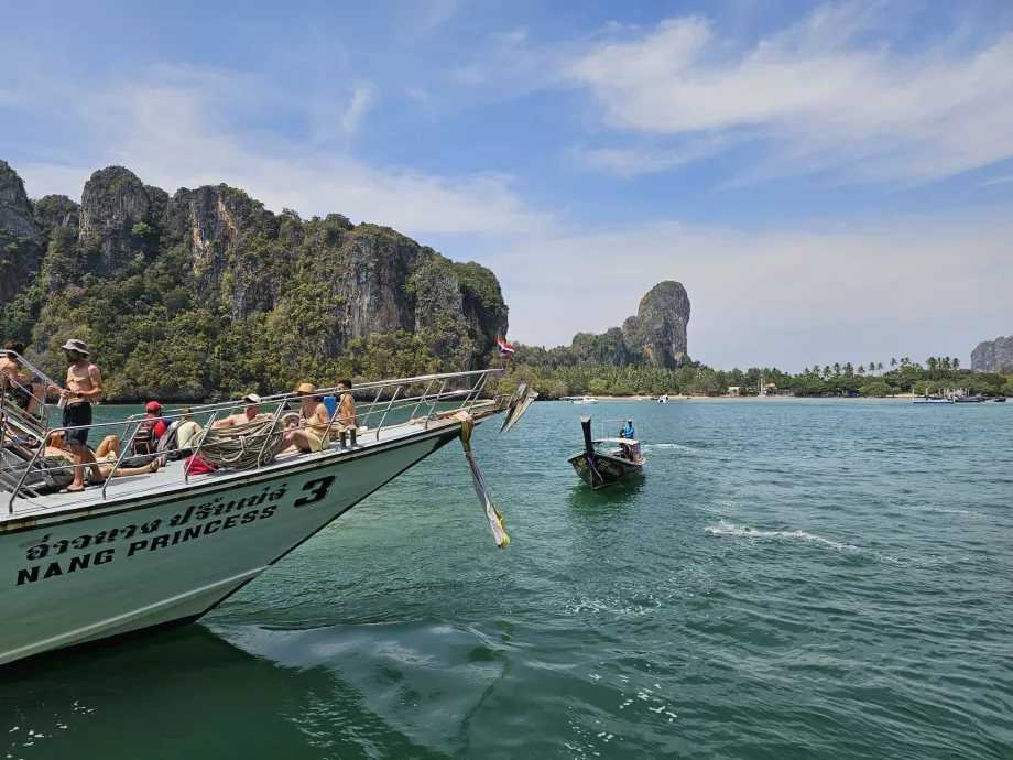 Швартоване на големи кораби в Railay