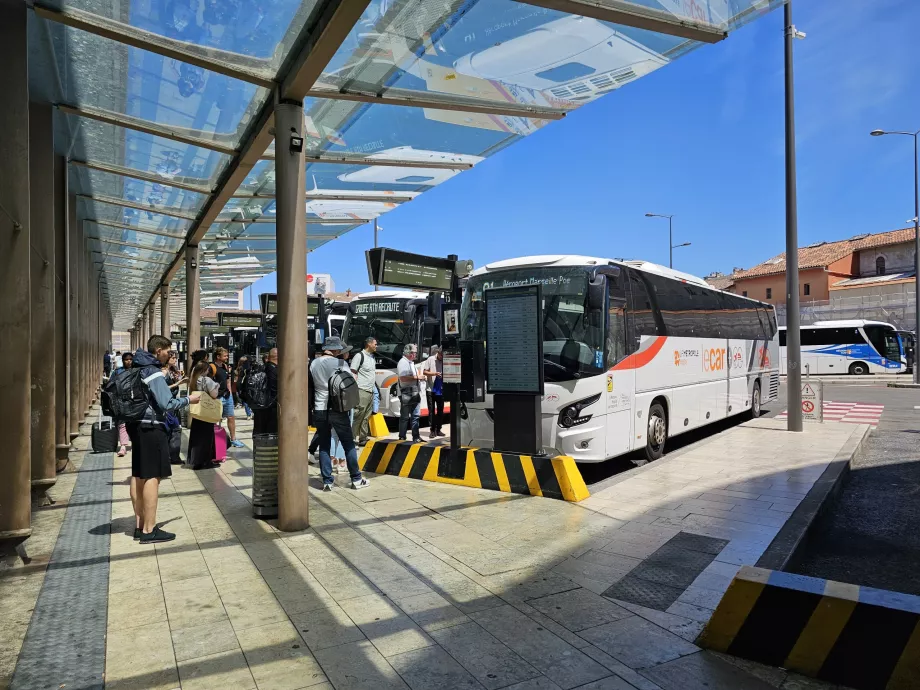 Автобусна спирка Airport, St Charles