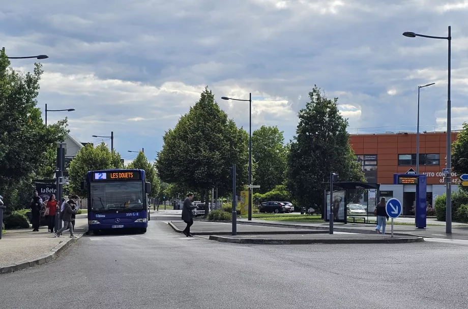 Автобусна линия 2, спирка в посока центъра, вдясно