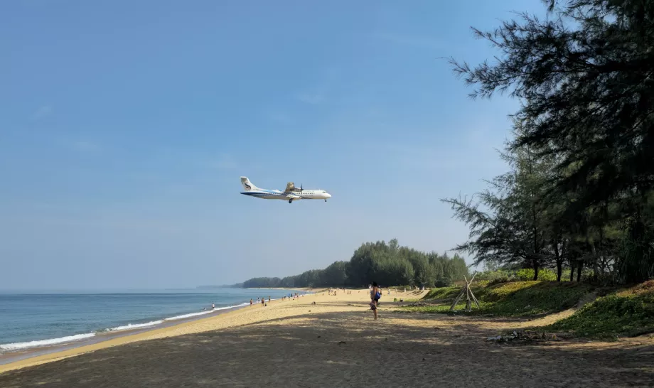 Въздухоплавателна компания Bangkok Airways над Май Кхао