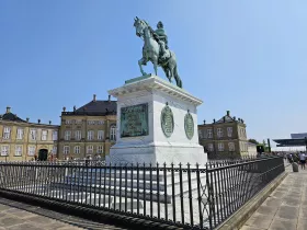 Конна статуя на крал Фредерик V.