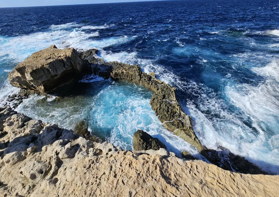 Синята дупка в бурно море