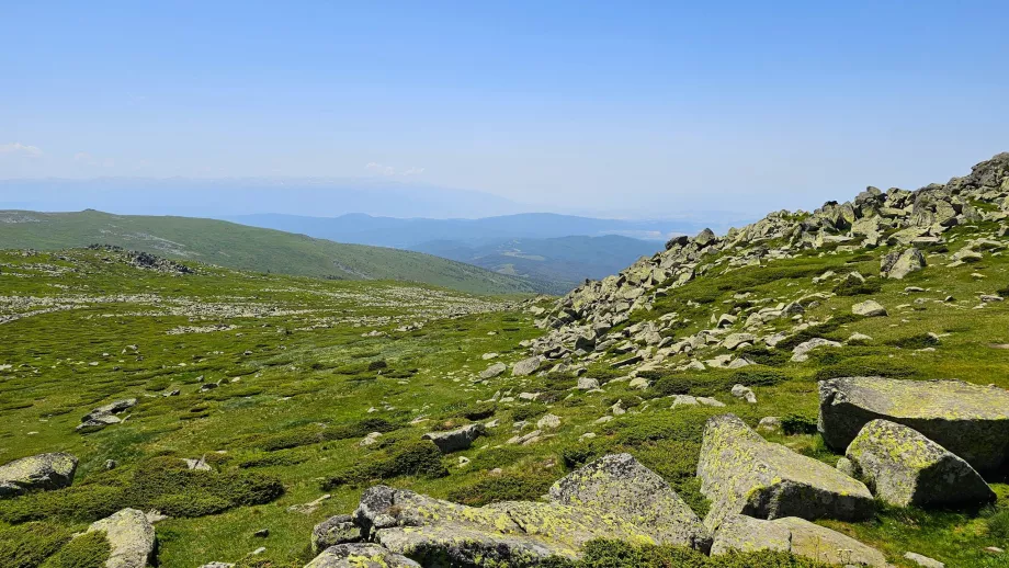 Гледка към планините Витоша и Рила