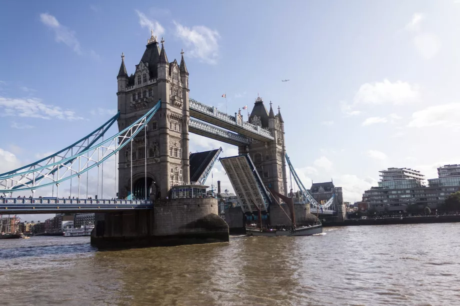 Повдигнат мост Tower Bridge