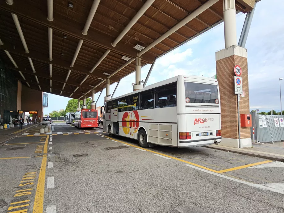 Автобуси до Венеция, Местре и Тревизо AirLink (червено в средата)